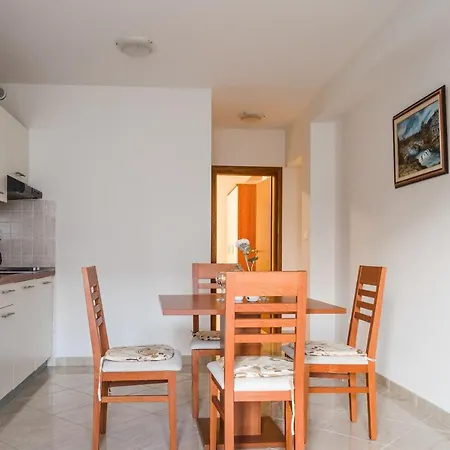 Apartment Marija, Makarska - *